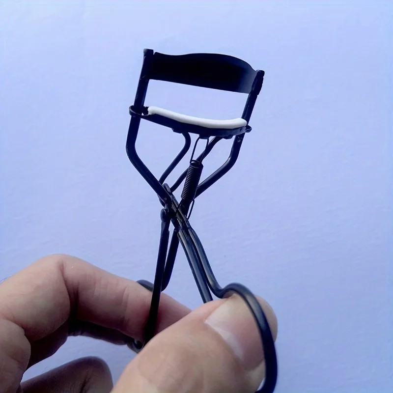 Manual eyelash curler (1PC) on white background – view 2